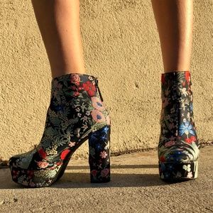 ~floral print platform boots~
